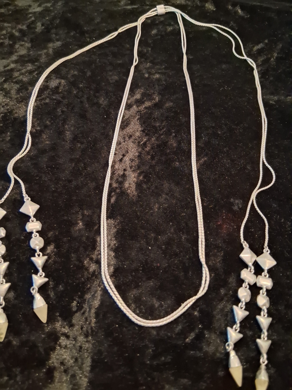 Vintage Silver-Tone Layered Lariet Necklace with Geometric Drop Quartz Accents